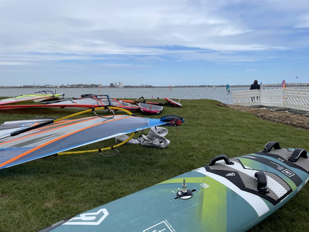 Surf&Charge - 8x Ladeports direkt am Windsurfspot Burger See
