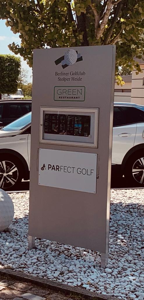 Mercedes sponsort laden am Golfclub