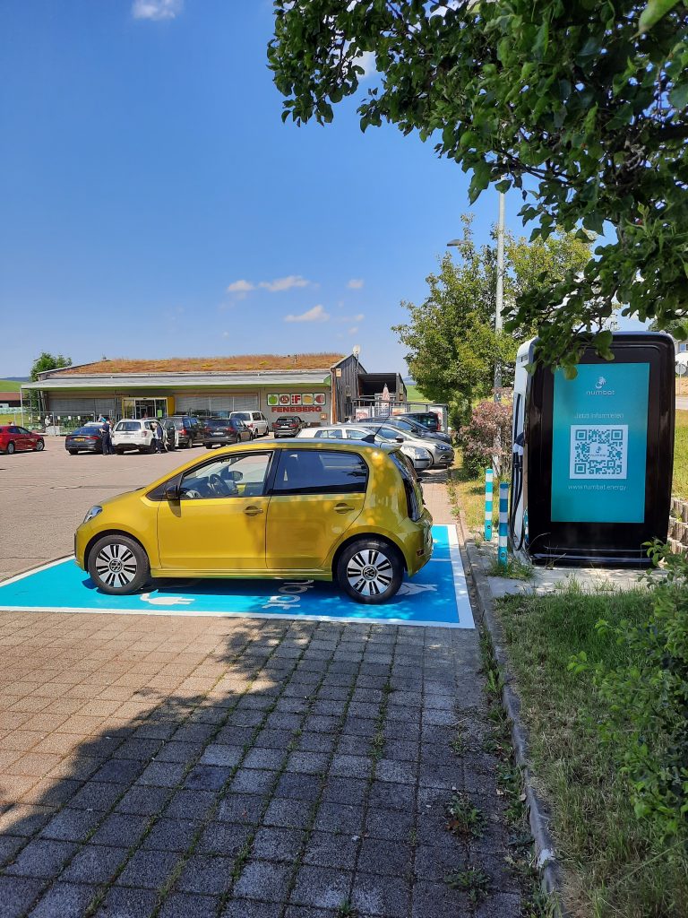 Supermarkt mit nachhaltiger Batteriespeicher-Schnellladesäule