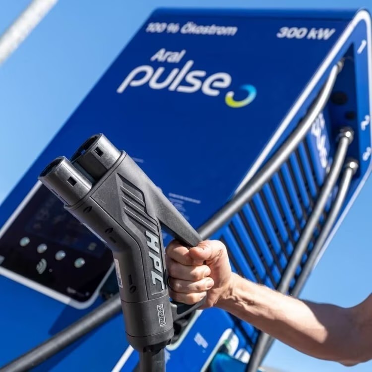 Aral Pulse macht die städtische Tankstelle zum LadeHub