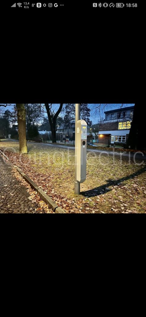 Wannsee S-Bahn Dreilindenstraße. Laternenlader