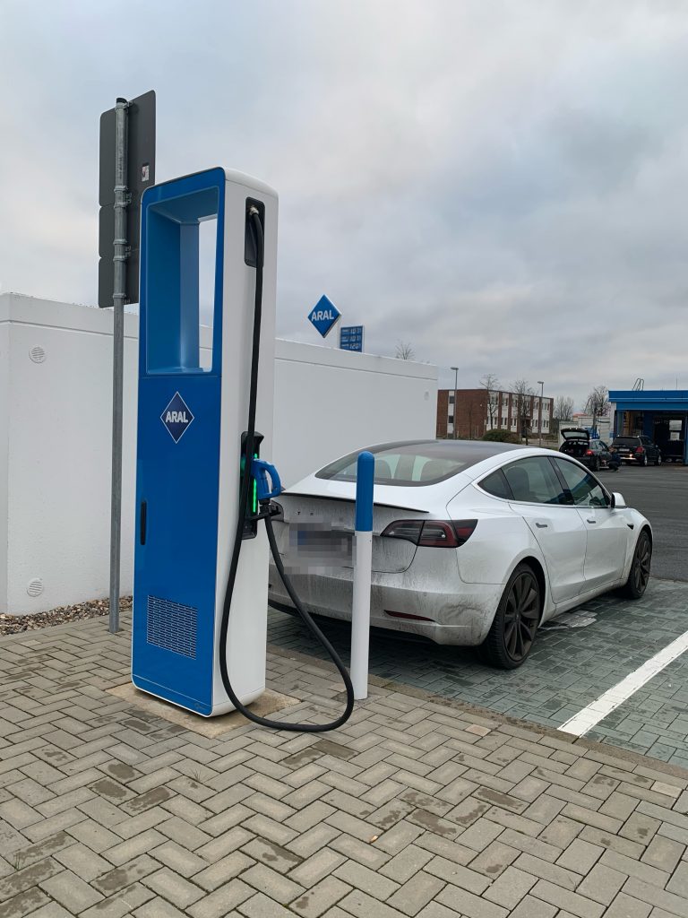 Bundesregierung für Ladesäulenpflicht an Tankstellen